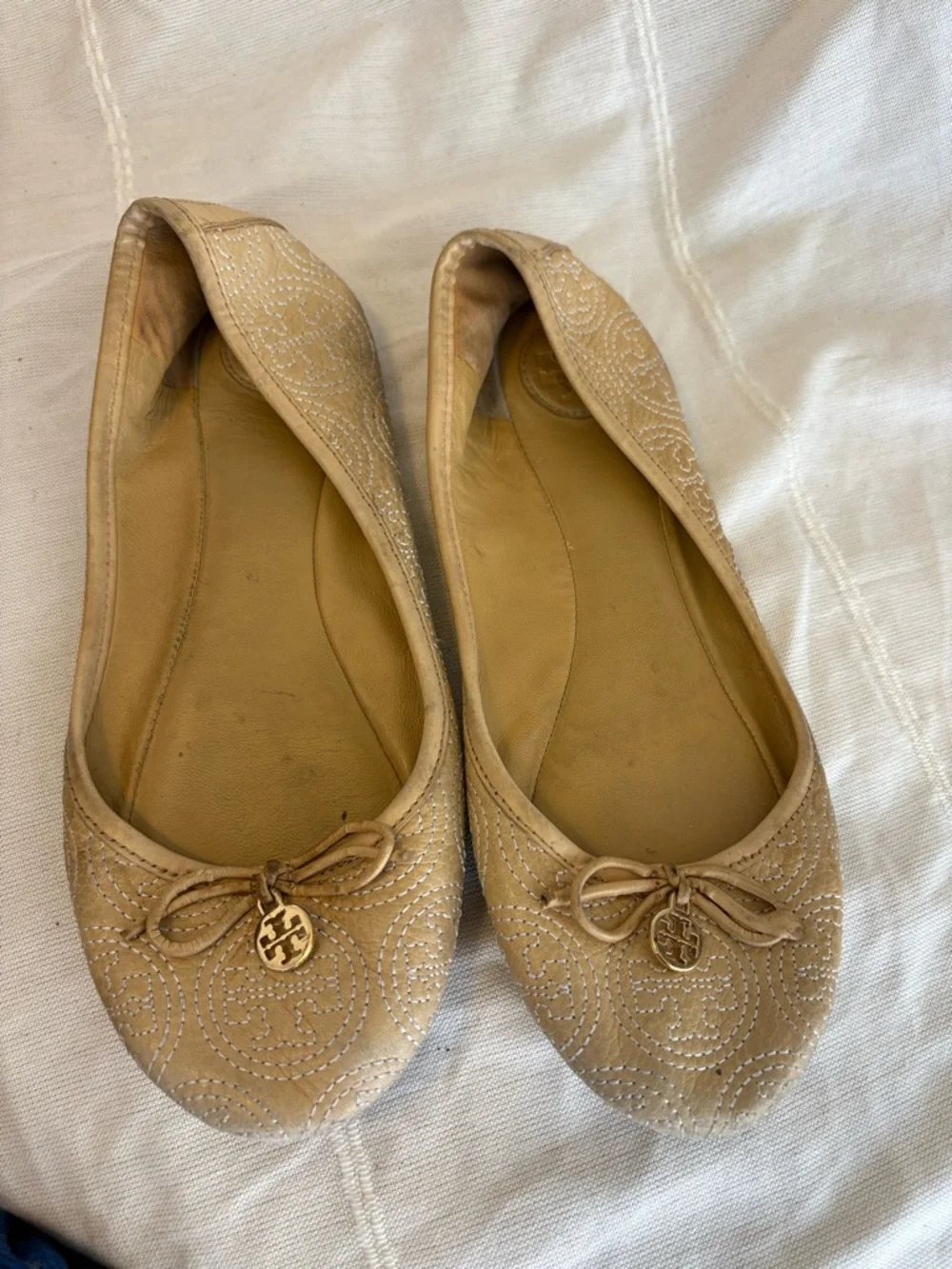 Tory Burch Chelsea Logo‎ Charm Ballet Flat